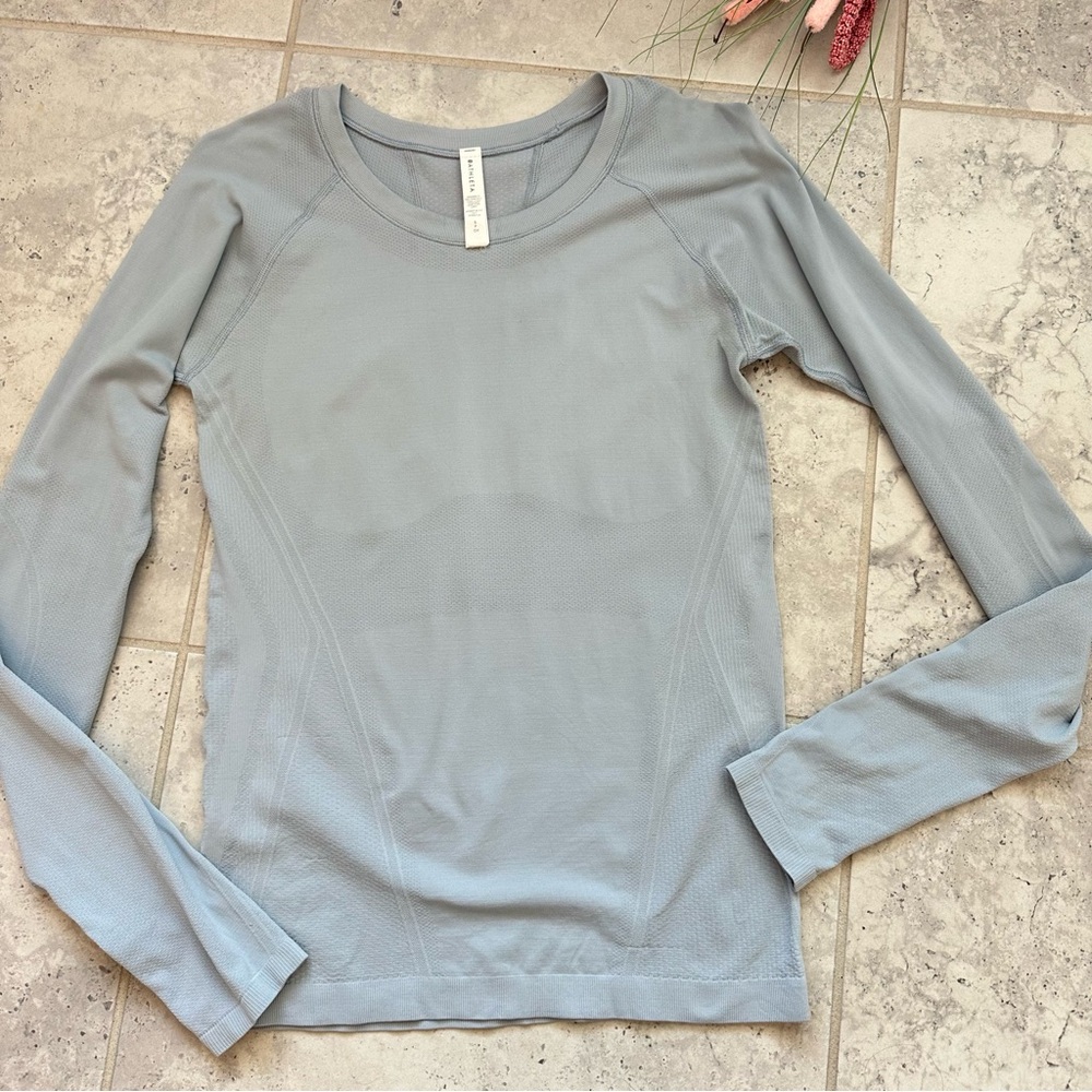 Athleta Pullover Sweatshirt  Gray Small long sleeves fitted crew neck logo
